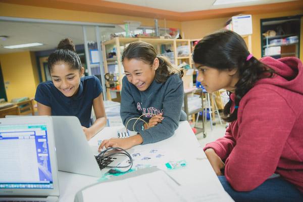 六年级学生潜入编码通过创建交互设备，解决一个常见的问题，同时学习有关传感器和执行器使用Arduino平台和Scratch编程语言.